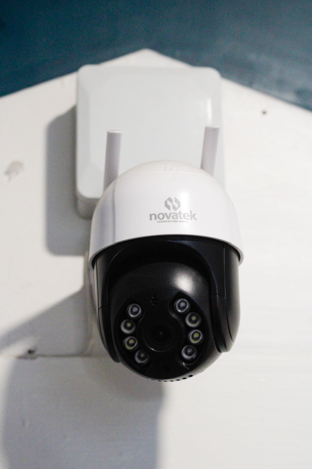 Cámara de seguridad Novatek. HD 1080, visión nocturna, 360 grados de rotación, soporte ante lluvia, altavoces incluidos.