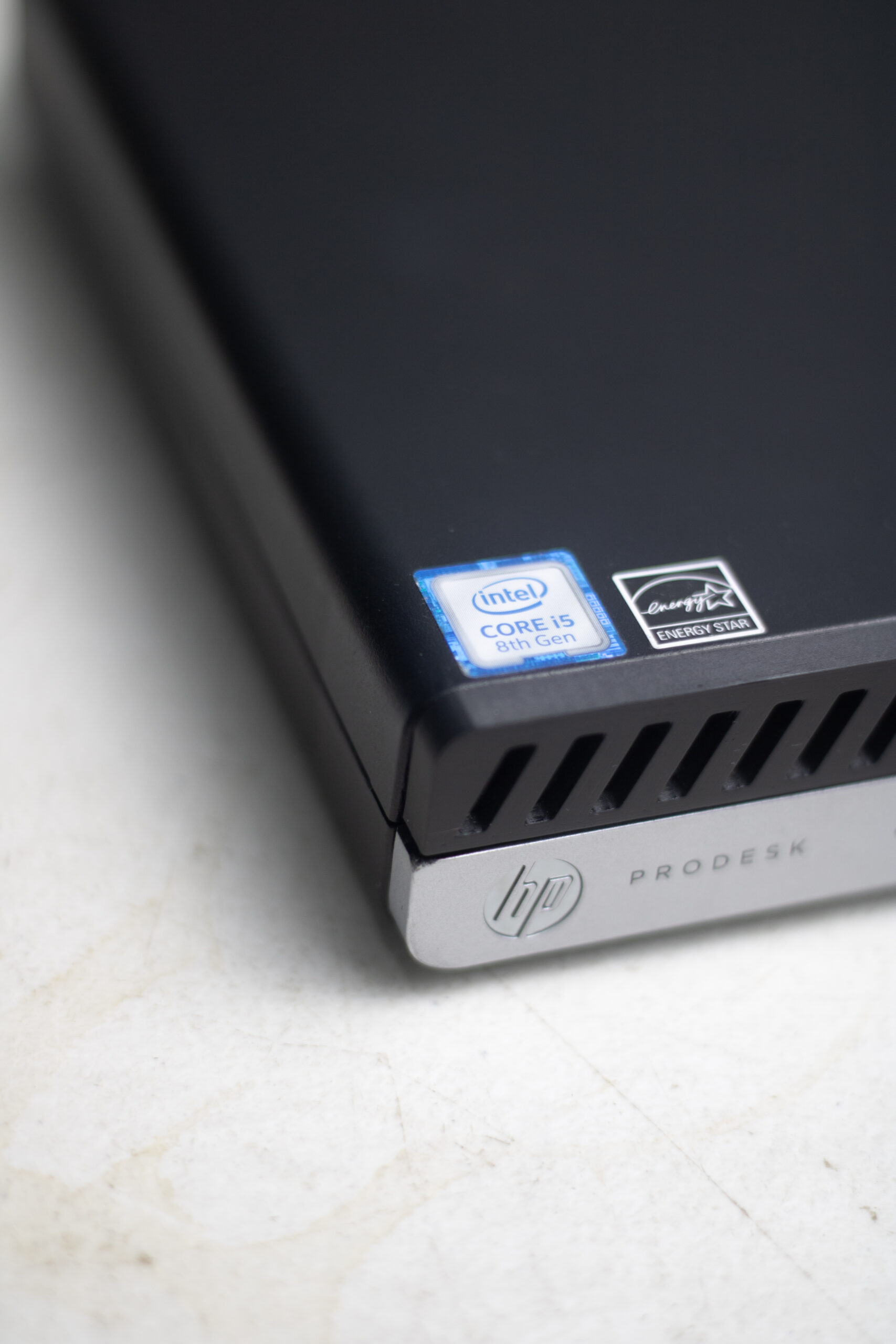 HP Prodesk 600 G4 mini. Procesador intel i5 de 8va generación, 8 GB de RAM y 240 GB de almacenamiento SSD.