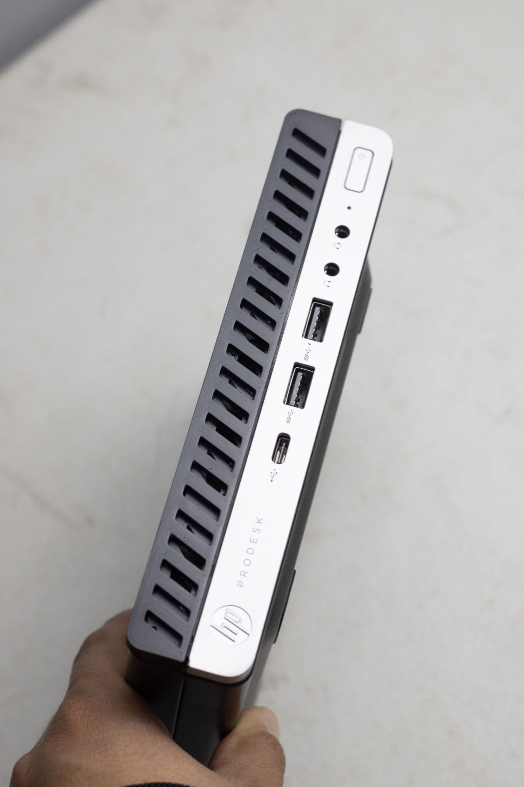 HP Prodesk 600 G4 mini. Procesador intel i5 de 8va generación, 8 GB de RAM y 240 GB de almacenamiento SSD.
