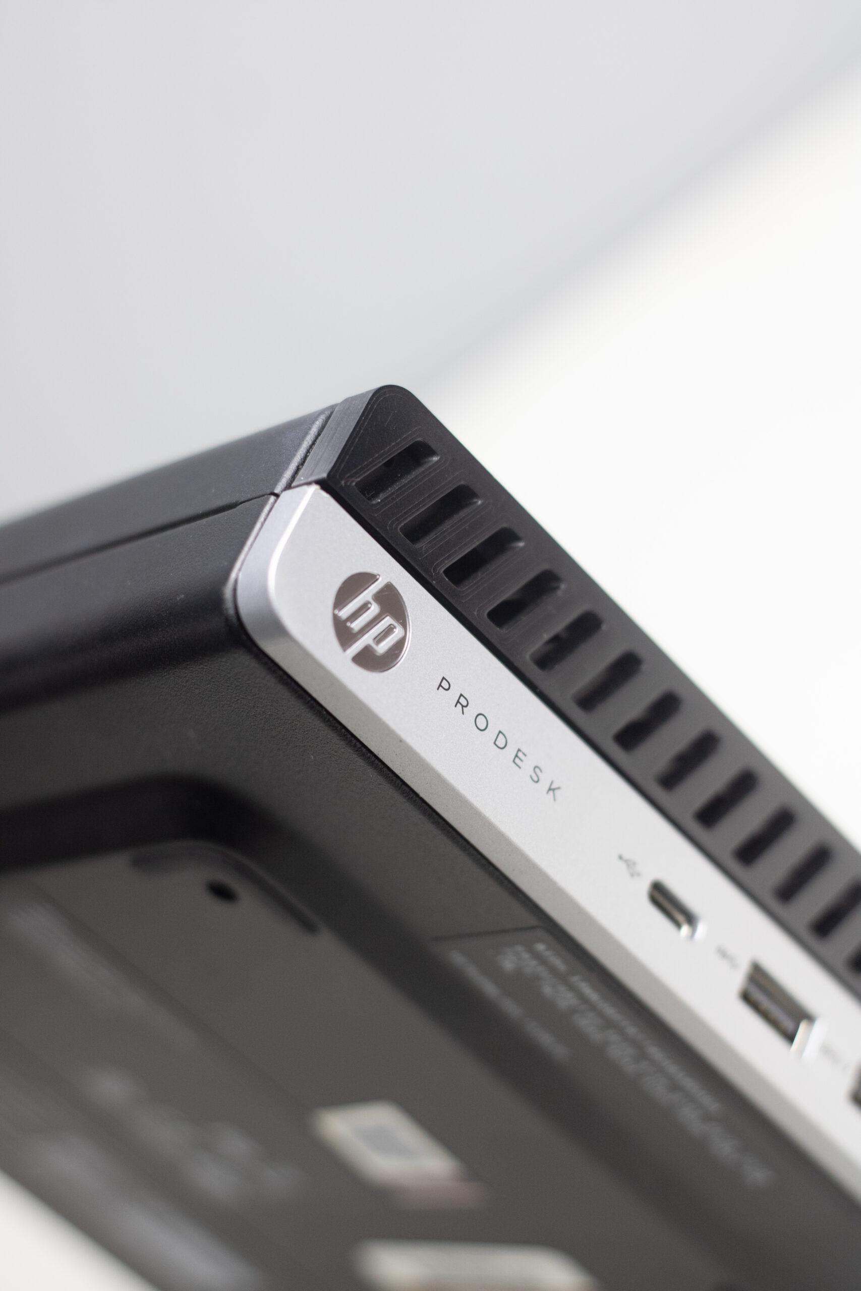 HP Prodesk 600 G4 mini. Procesador intel i5 de 8va generación, 8 GB de RAM y 240 GB de almacenamiento SSD.